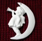 Preview: Engel mit Posaune im Mond – Ornament – Hänger – 9,2 cm – Design auf Vorder-​ und Rückseite – Schrühware