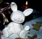 Preview: Osterkind – sitzend – mit Ei– 10 cm hoch – Schrühware