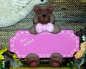 Preview: Teddy-​Türschild mit Bohrlöchern – 22 x 20 cm – Schrühware – Sonderangebot