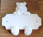 Preview: Teddy-​Türschild mit Bohrlöchern – 22 x 20 cm – Schrühware – Sonderangebot