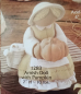 Preview: Amish-Mädchen mit Kürbis – Regalfigur – 17 cm hoch – Schrühware