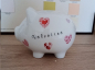 Preview: Großes Sparschwein aus Porzellan mit Stopfen – 17 x 12 cm – 8  Herzmotiv – inkl. Wunschtext