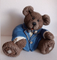 Preview: Teddy mit blauer Jacke – 21,5 cm hoch – liebevoll und detailreich bemalt – Handarbeit aus Keramik – Unikat