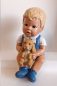 Preview: Kleinkind – Junge mit Hund – Kantensitzer – 22 cm hoch – Handarbeit aus Keramik – sehr schönes Unikat