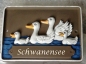 Preview: Keramik-Türschild – Schwanen-Familie – vier Schwäne – 19,4 x 14,1 cm – Schriftfeld braun – Handarbeit