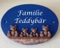 Preview: Keramik-Türschild – Teddyfamilie – 4 Teddys – 18,5 x 13,7 cm – Schriftfeld mittelblau – Handarbeit – Unikat