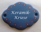 Preview: Keramik-Türschild – Blümchen  – 11,2 x 8,3 cm – Schriftfeld blau – Handarbeit – Unikat