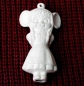 Preview: Maus im Dirndl – Hänger – 9,2 cm – Design auf Vorder-​ und Rückseite – Schrühware