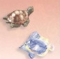 Preview: Turbo Turtle & Butterfly Fish im 2er-Set – 10,2 und 14 cm lang – Schilddkröte & Schwertfisch – Schrühware