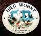 Preview: Keramik-Türschild mit Wunschtext – Relief mit blauem Rand – Zaun mit Gänsen – 18 x 15,5 cm – Handarbeit – Restbestand
