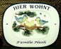Preview: Keramik-Türschild mit Wunschtext – Relief mit blauem Rand – Vogel-Familie – 18 x 15,5 cm – Handarbeit – Restbestand