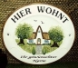 Preview: Keramik-Türschild mit Wunschtext – Relief mit braunem Rand – Friesenhaus mit Bäumen – 18 x 15,5 cm – Handarbeit – Restbestand