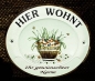 Preview: Keramik-Türschild mit Wunschtext – Relief mit braunem Rand – Blumemotiv – 18 x 15,5 cm – Handarbeit – Restbestand