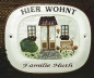 Preview: Keramik-Türschild mit Wunschtext – Relief mit braunem Rand – Vorgarten mit Bank – 18 x 15,5 cm – Handarbeit – Restbestand