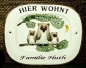 Preview: Keramik-Türschild mit Wunschtext – Relief mit braunem Rand – Eulen-Familie auf Ast – 18 x 15,5 cm – Handarbeit – Restbestand