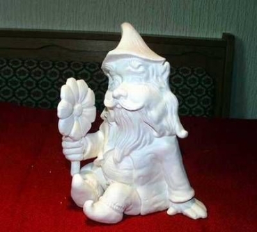 Sitzender Troll mit Blüte - klein – 19,5 x 16 cm - Schrühware