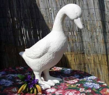 Große stehende Gans mit geneigtem Kopf – 45 cm hoch – Schrühware