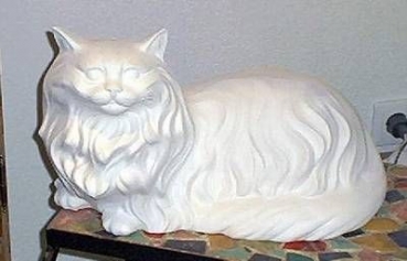 Große liegende Perserkatze – Schrühware