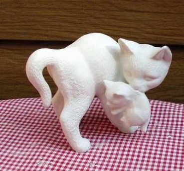 Katze mit Jungem im Maul – Schrühware