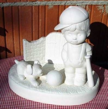Spieluhr - Junge mit Kappe 20 cm hoch - auf Basis 28 cm breit - mit Zaun 20 cm lang - mit Hund und Ball - Schrühware