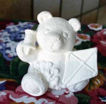Kalenderbär – März – Drachensteigen  - mit Drachen – 8 cm hoch - Schrühware