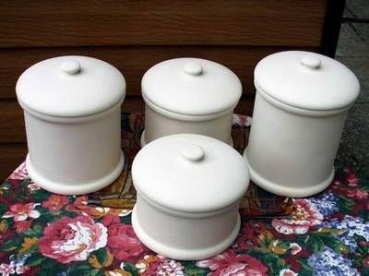 Glatte Behälter – Vorratsdosen im 4er-Set – je 17,5 cm Ø – 15 bis 23 cm hoch – Schrühware