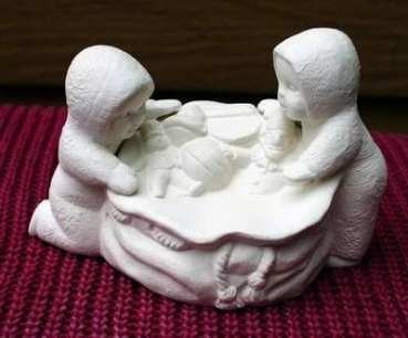 Schneebabys mit Santa‘s Sack – 11,5 x 8 cm – Schrühware