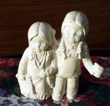 Preview: Indianerkinder im 2er-​Set – Mai und Juni – bis 12,5 cm hoch – Schrühware