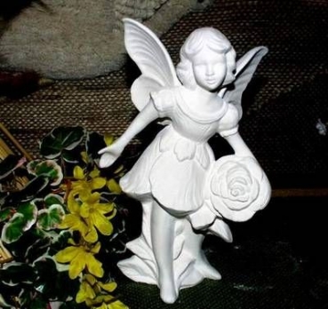 Elfe mit Rose – 20,5 cm hoch – Schrühware