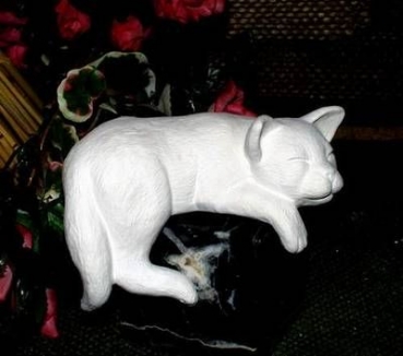 Kleine schlafende Regal - Katze – 11,4 cm lang - Schrühware