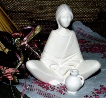 Indianerin mit Krug / Vase - sitzend – Serene Image Sitting – 12,5 cm hoch - Schrühware