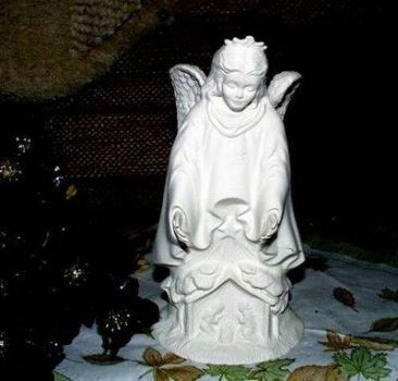 Schutzengel mit Krippenhäuschen und Landschaft - 20 cm - Bisque