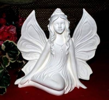 seitlich sitzende Elfe – 15 cm hoch – Schrühware
