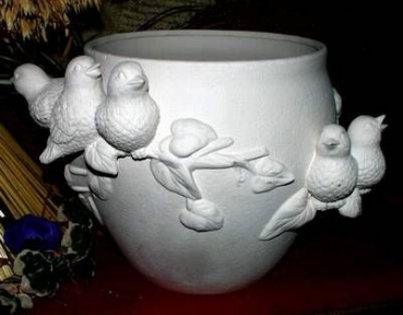 Blumentopf mit Weinranken und Vögeln – 22,8 cm hoch – Schrühware