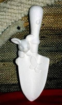 Schaufel mit Hase zum Hängen – 29 cm hoch – Schrühware