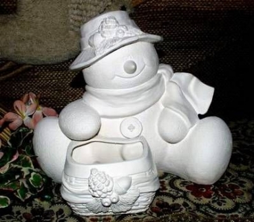 Sitzender Schneemann mit Korb – 23 cm hoch - Schrühware