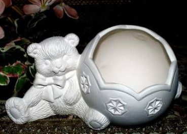 Bear with Ornament Candle Cup – Teddy mit Kerzenhalter / Bonbonbehälter – 17,8 cm breit - Schrühware