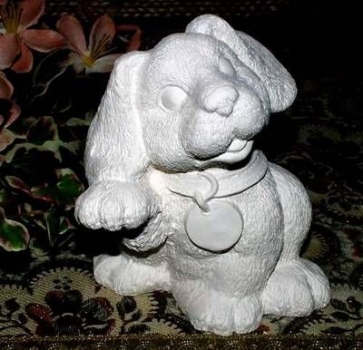 Kleiner sitzender Hund mit Plakette – 13 cm hoch - Schrühware
