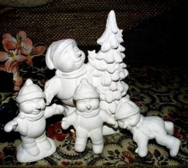 Schneemann - Familie im 4er-Set mit Tannenbaum - bis 15 cm hoch - Schrühware