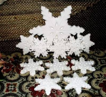 Schneeflocken zur Deko im 11er-Set – ohne Löcher – 15 und 7 cm Ø – Schrühware