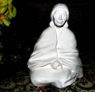 Indianerin – sitzend – Wise Old Indian Woman - 15 cm hoch - Schrühware