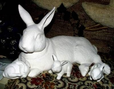 Großer liegender Hase mit Kindern im 4er-Set - 35 bzw. 9 cm lang - Schrühware