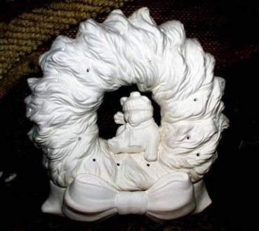 Kranz auf Schleife mit Teddy zum Beleuchten – 29 cm hoch – Schrühware