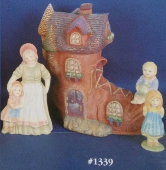 Stiefelhaus mit Figuren – ausgeschnitten zum Beleuchten -  18,5 x 18,5 cm – Schrühware
