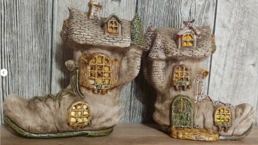 Stiefelhaus – ausgeschnitten – zum Beleuchten – 18,5 x 18,5 cm - Schrühware