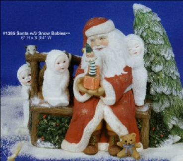 Santa auf Bank mit 3 Schneebabys – 15 x 22,5 cm – Schrühware