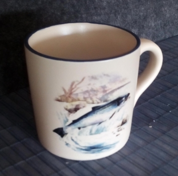 Keramik-Tasse  - Becher mit Wunschname – Motiv: 1 x Fisch / Forelle