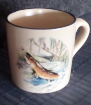 Keramik-Tasse  - Becher mit Wunschname – Motiv: 1 x Fisch / Forelle