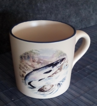 Keramik-Tasse  - Becher mit Wunschname – Motiv: 1 x Fisch / Lachs