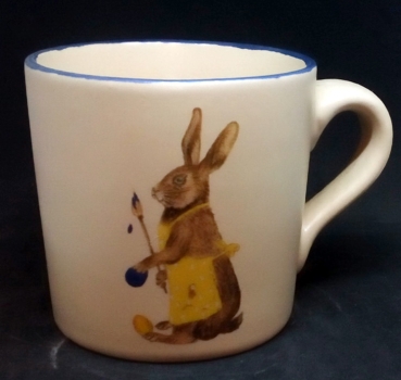 Keramik-Tasse  - Becher mit Wunschname – Motiv: 2 x Osterhase – gelbe Schürze